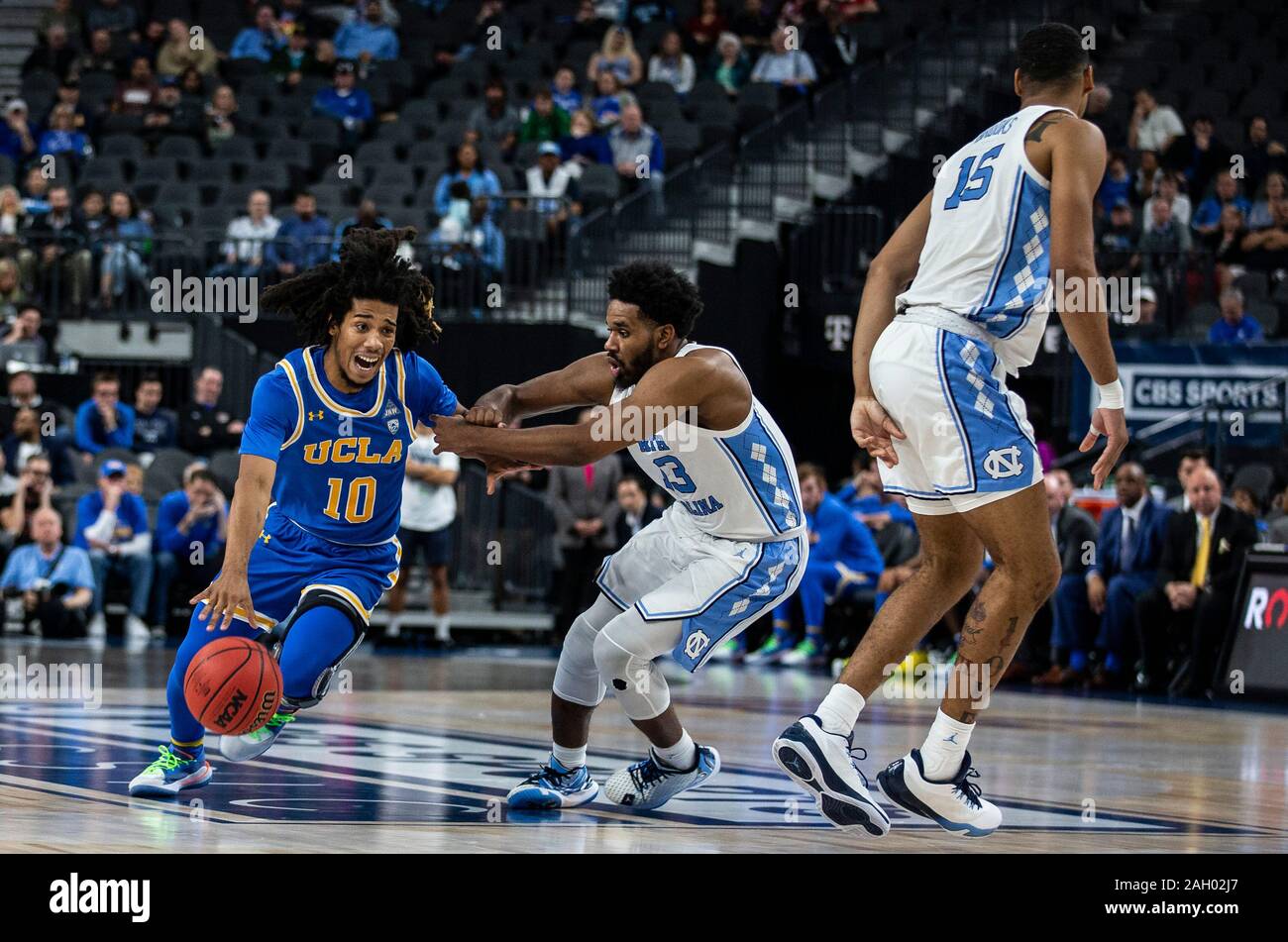 Las Vegas NV, U.S. Xxi Dec, 2019. A. UCLA Bruins guard Tyger Campbell (10) rigidi per il cerchio durante il NCAA MenÕs Basket CBS Sports classic tra la UCLA Bruins e del North Carolina Tar Heels 64-74 perso a T-Mobile Arena Las Vegas NV. Thurman James/CSM/Alamy Live News Foto Stock