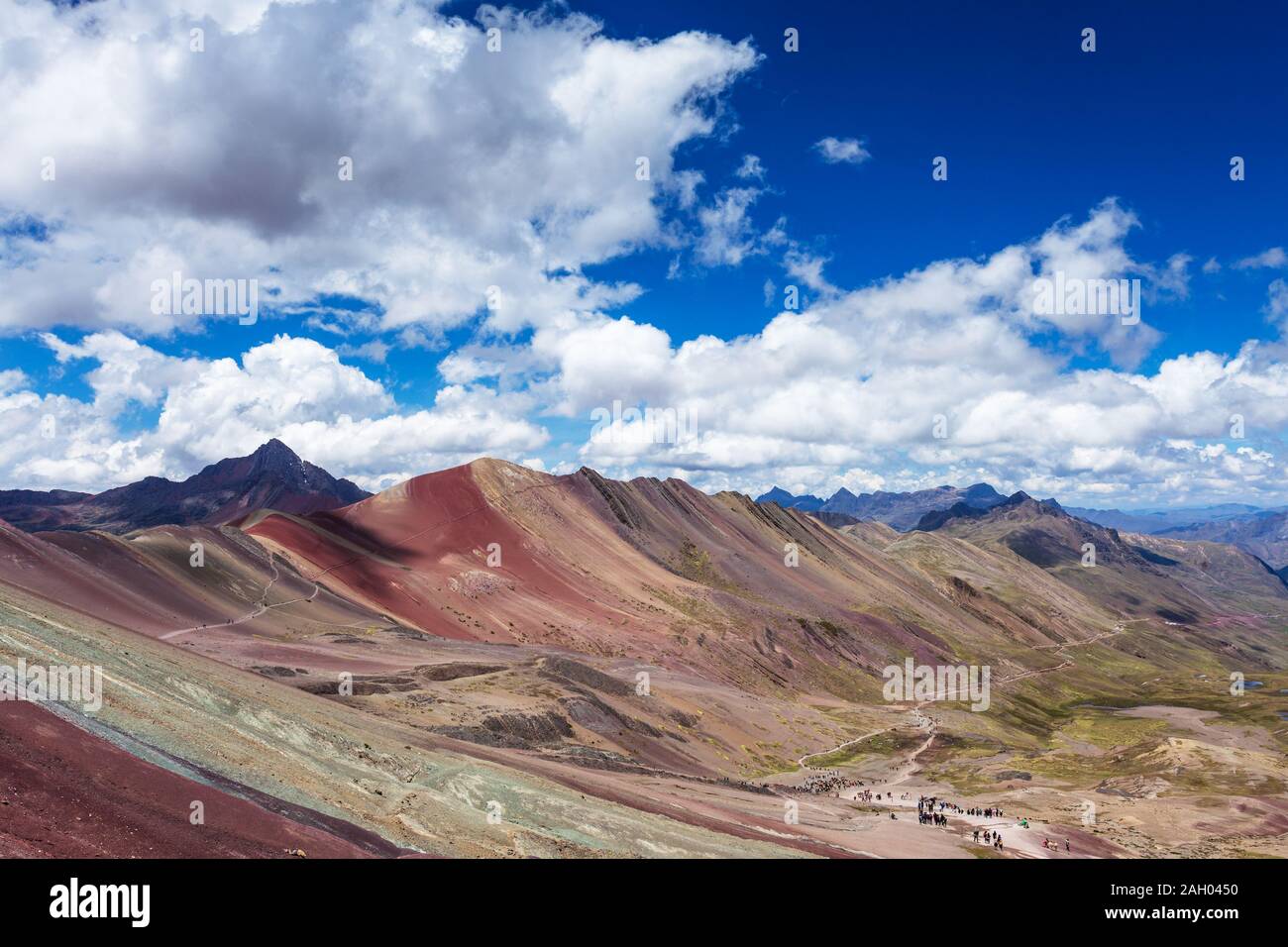 Rainbow montagne del Perù. Ande peruviane. Ausangate mountain Foto Stock