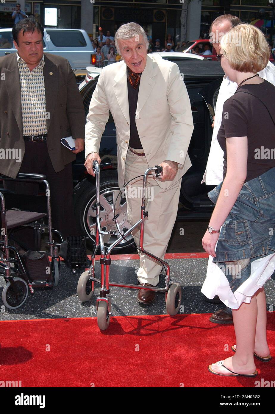 Ricardo Montalban arrivando alla Spy Kids 2: l'isola dei sogni perduti premiere al Chinese Theatre di Los Angeles. Luglio 26, 2002. MontalbanRicard Foto Stock