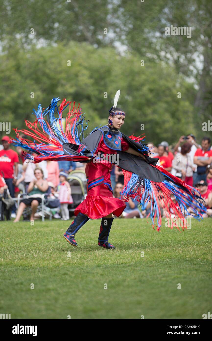 Femmina ballerino indigene in Canada giorno powwow. Foto Stock