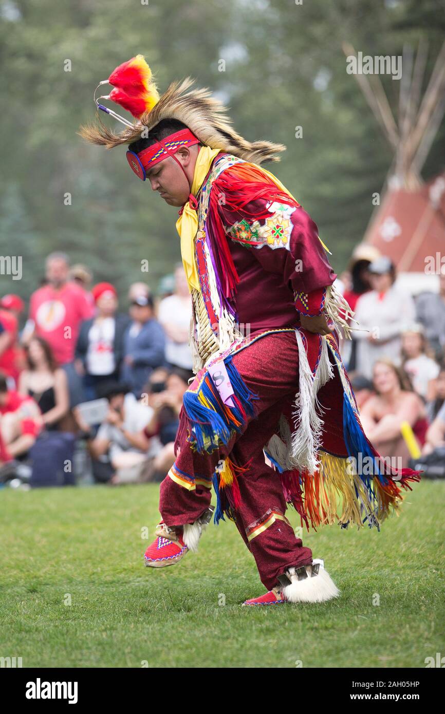 Ballerino indigeno maschile in Canada Day Powwow. Foto Stock