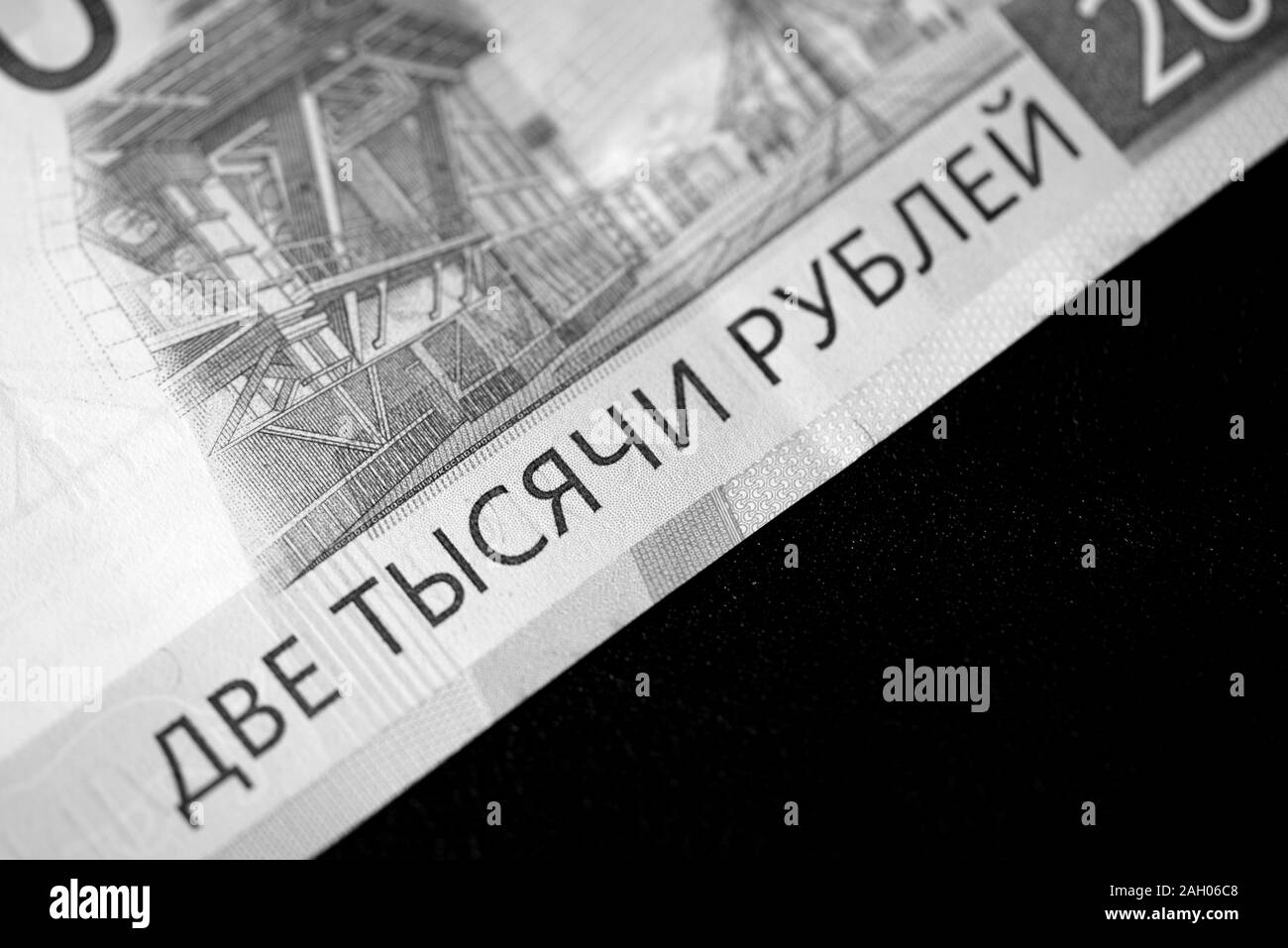 Due mila rubli russo banconota su sfondo scuro vicino. Sfondo di denaro in bianco e nero Foto Stock