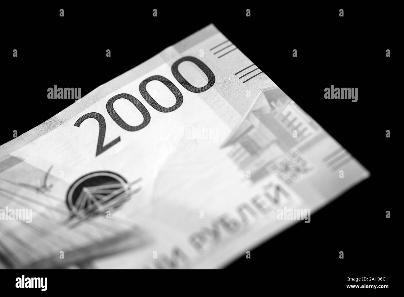 Due mila rubli russo banconota su sfondo scuro vicino. Sfondo di denaro in bianco e nero Foto Stock