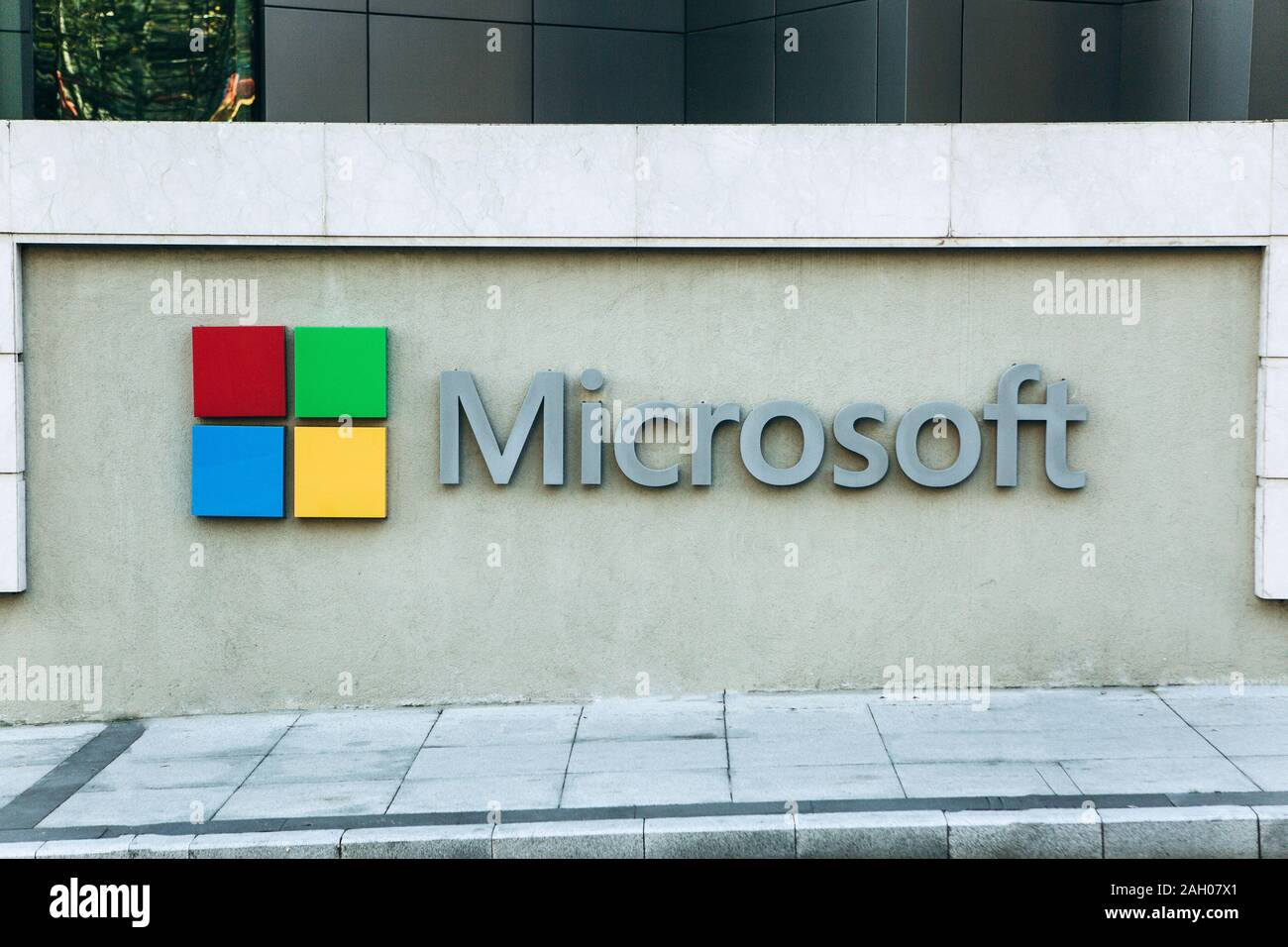 Turchia, Istanbul, Dicembre 20, 2019: Microsoft cartello o del logo vicino alla sede della società a Istanbul. Foto Stock