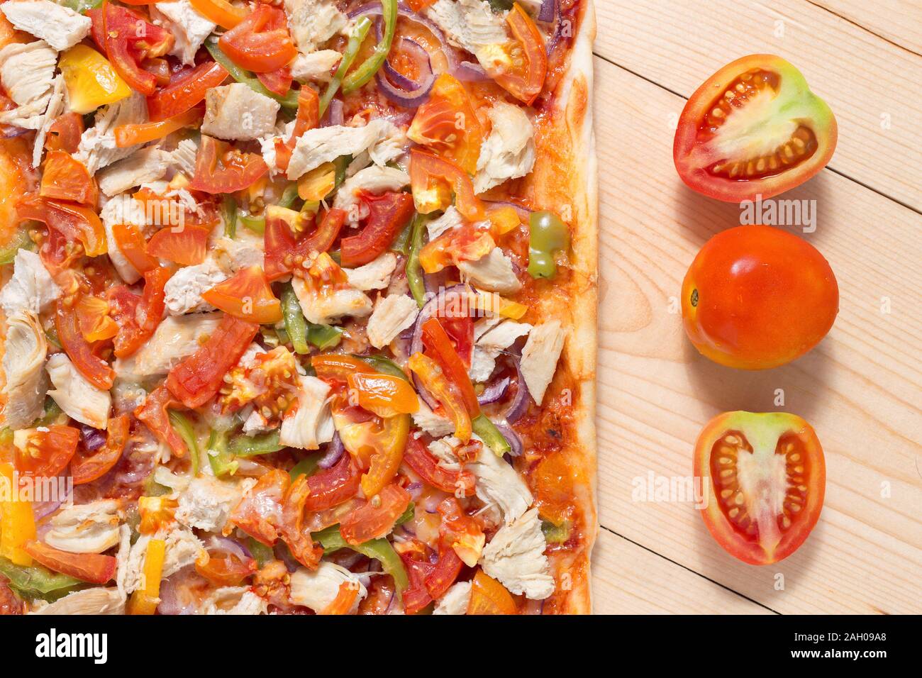 Piatto pizza laici composizione, i pomodori su una superficie di legno, close up macro Foto Stock