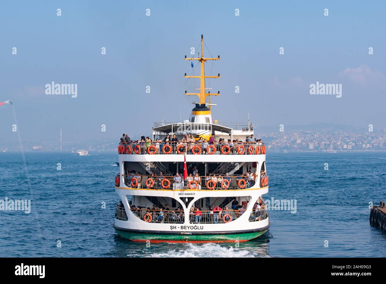 Traghetto che attraversa lo stretto del Bosforo a Istanbul, Turchia Foto Stock