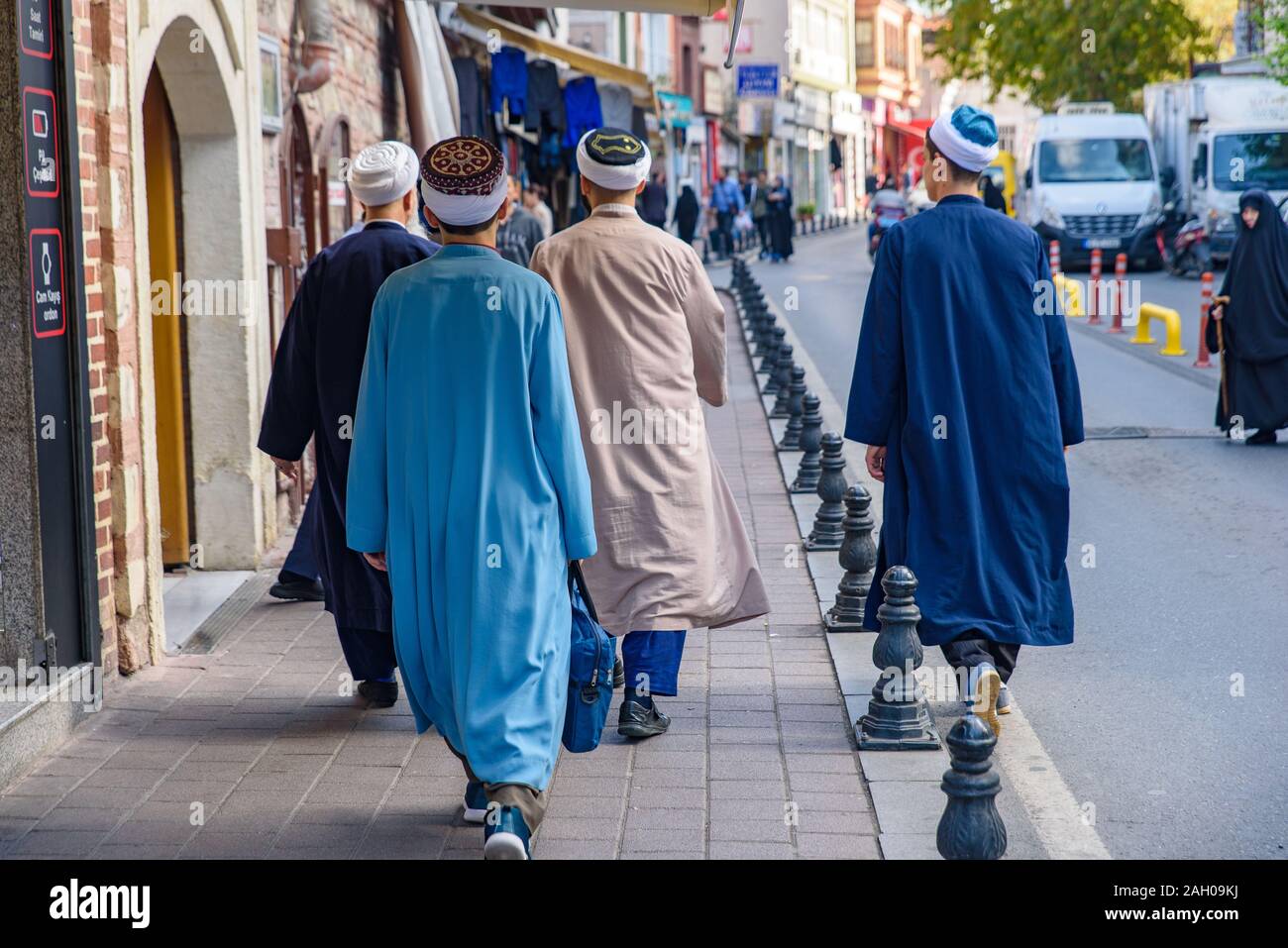 Gli uomini con abiti tradizionali camminando sulla strada di Istanbul, Turchia Foto Stock