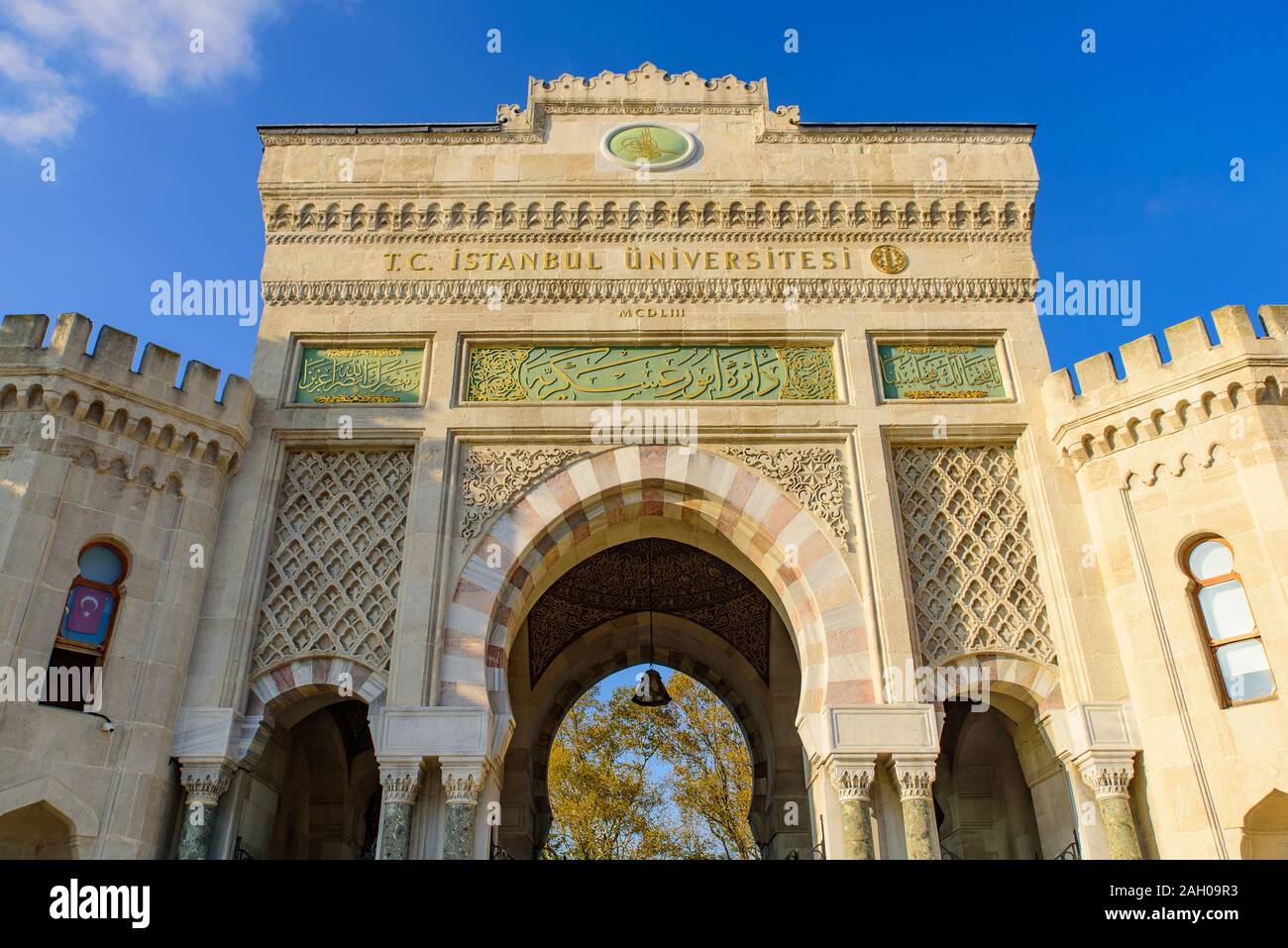 La porta principale dell'Università di Istanbul ad Istanbul in Turchia Foto Stock