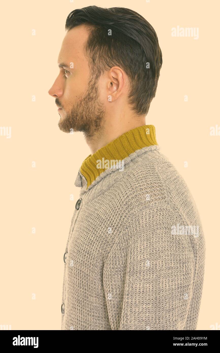 Vista di profilo del giovane uomo che indossa un maglione a maglia Foto Stock