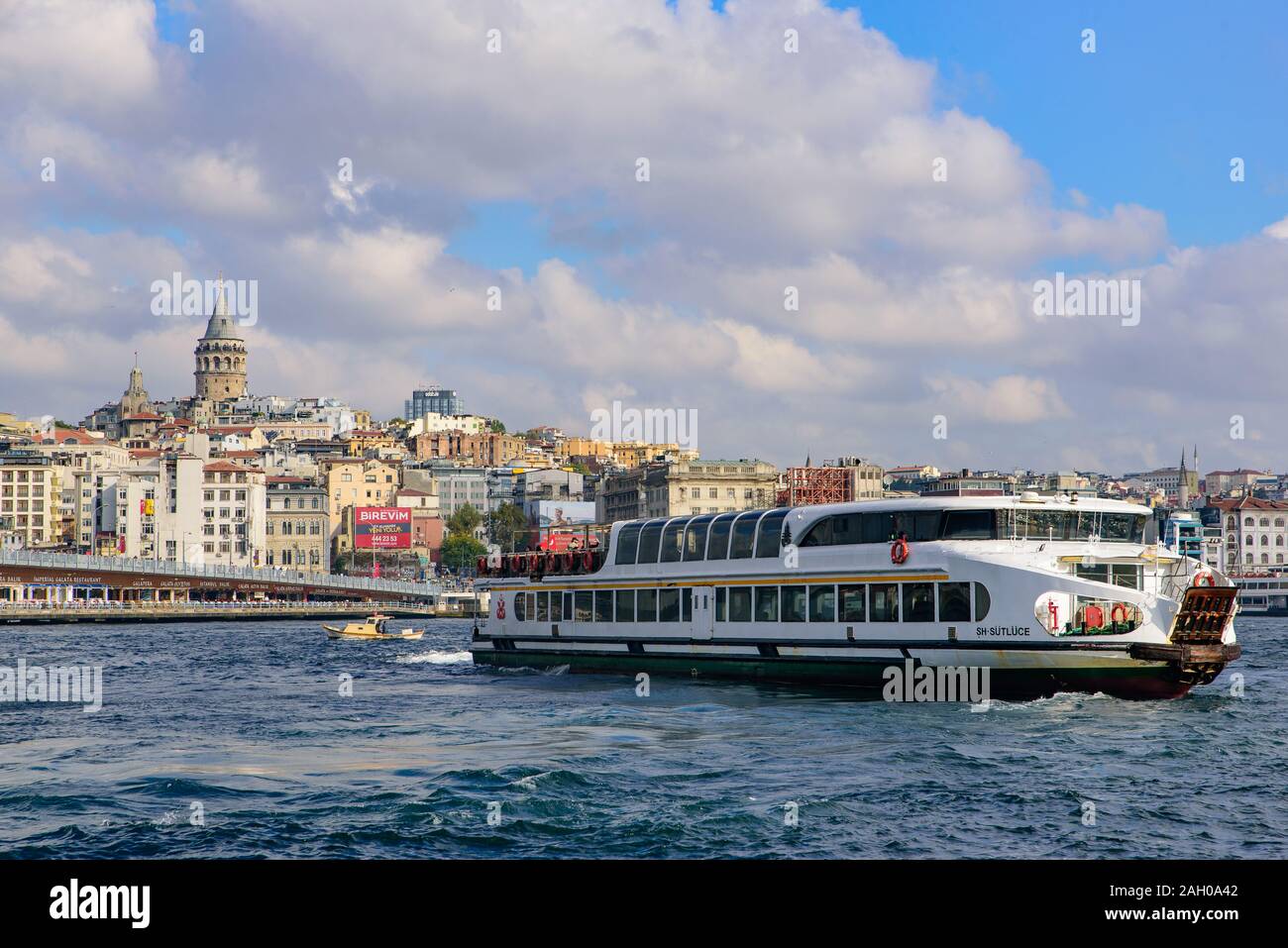 Traghetto che attraversa lo stretto del Bosforo a Istanbul, Turchia Foto Stock