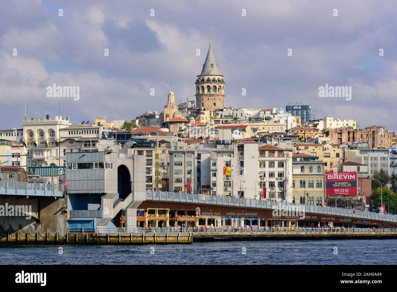 Skyline della città di Istanbul con la Torre Galata e il Ponte Galata, Istanbul, Turchia Foto Stock