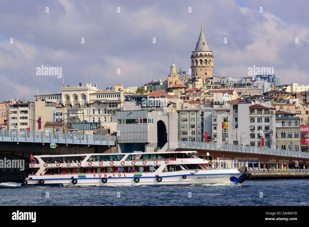 Skyline della città di Istanbul con la Torre Galata e il Ponte Galata, Istanbul, Turchia Foto Stock