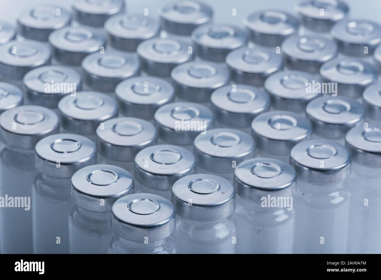 Medico di vetro fiala fiala per iniezione. La medicina è bianco secco penicillina farmaco in polvere o liquido con di soluzione acquosa in ampolla. Close up. Foto Stock