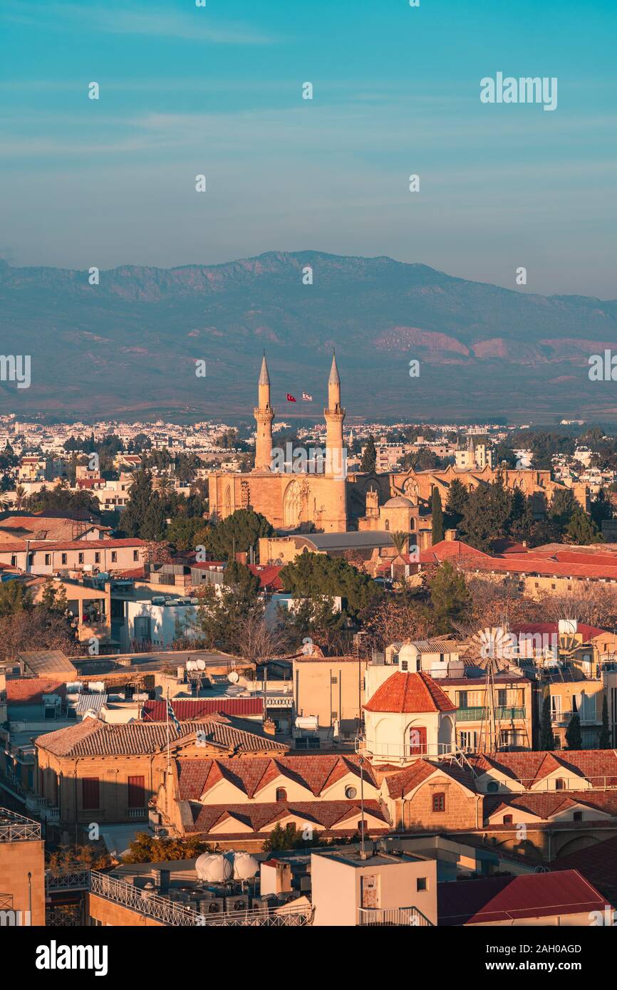 Antenna di bellissima vista sulla città vecchia di Nicosia, Cipro del Nord e Selimiye moschea a Cipro Foto Stock