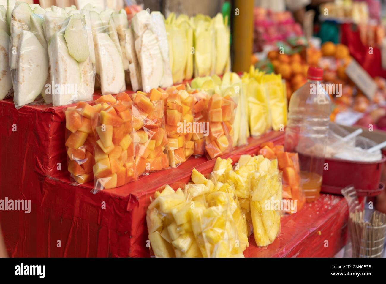 Una selezione di fresca frutta tropicale,Guaiava,Ananas & papaia sul display su una strada di stallo di frutta,Cebu City, Filippine Foto Stock