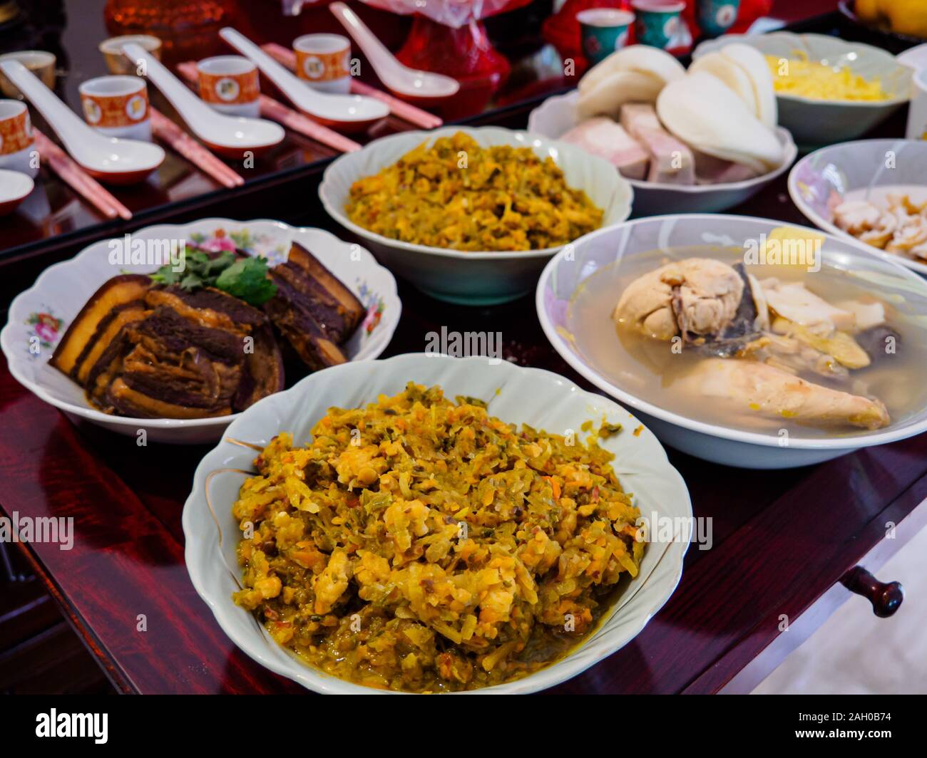 Asian antenato cinese culto preghiere - offerte di cibo fatta a pregare per gli antenati su Dongzhi / Solstizio d'inverno Foto Stock