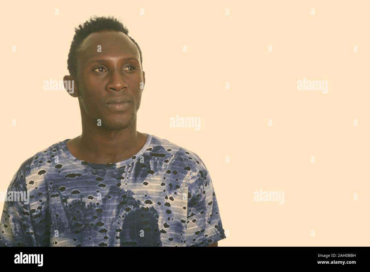 Giovane Africano nero Uomo di pensiero e di ricerca Foto Stock