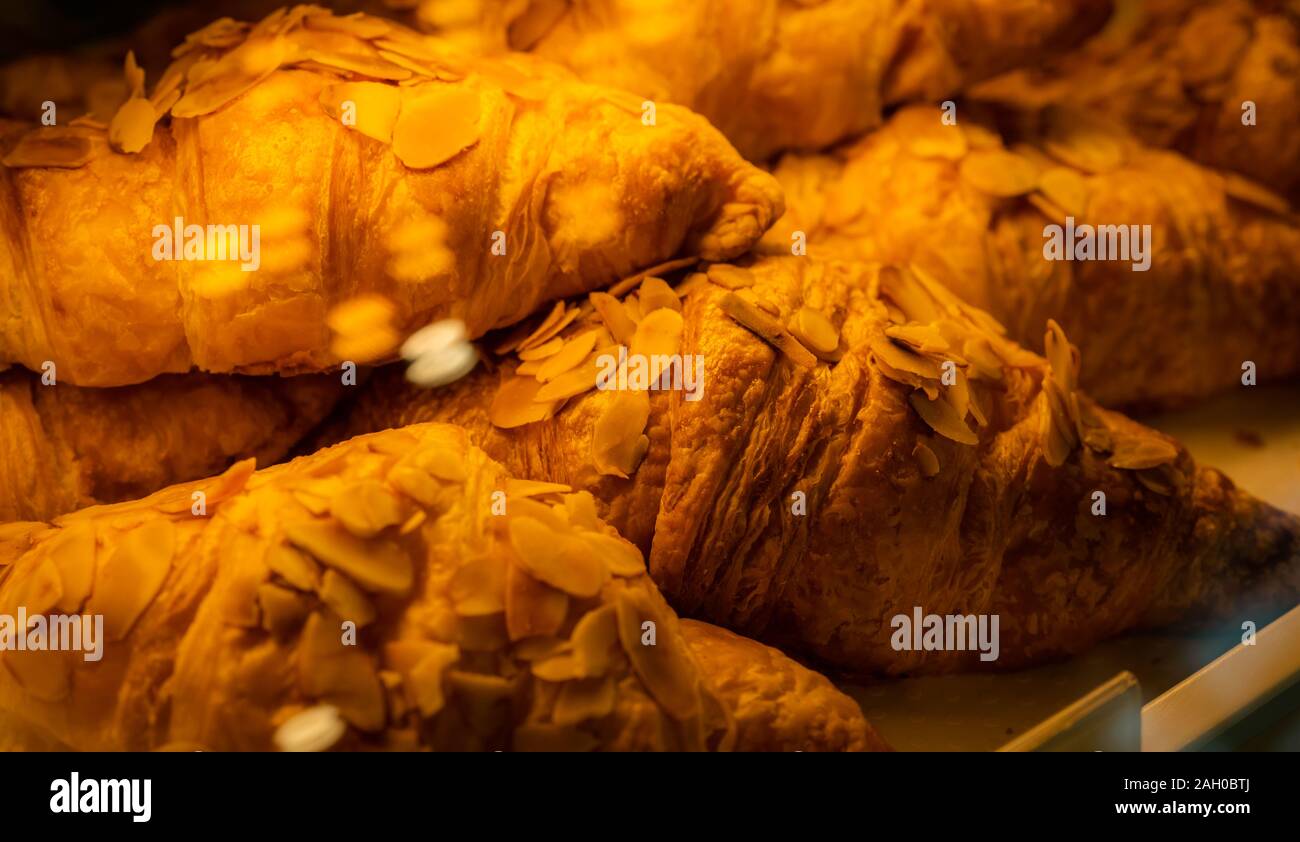Croissant appena usciti dal forno nel vassoio del caffè e del panificio. Pasta al forno. Il francese croissant al burro per la prima colazione. La prima colazione continentale. Gustoso pane fatto Foto Stock
