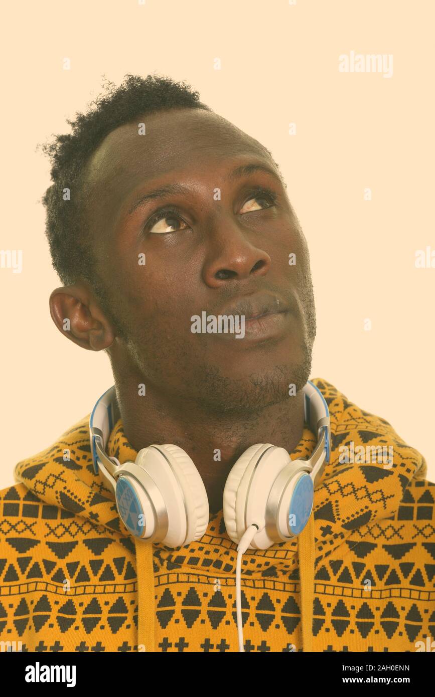 La faccia di pensosa giovane nero africano che indossano le cuffie intorno al collo Foto Stock