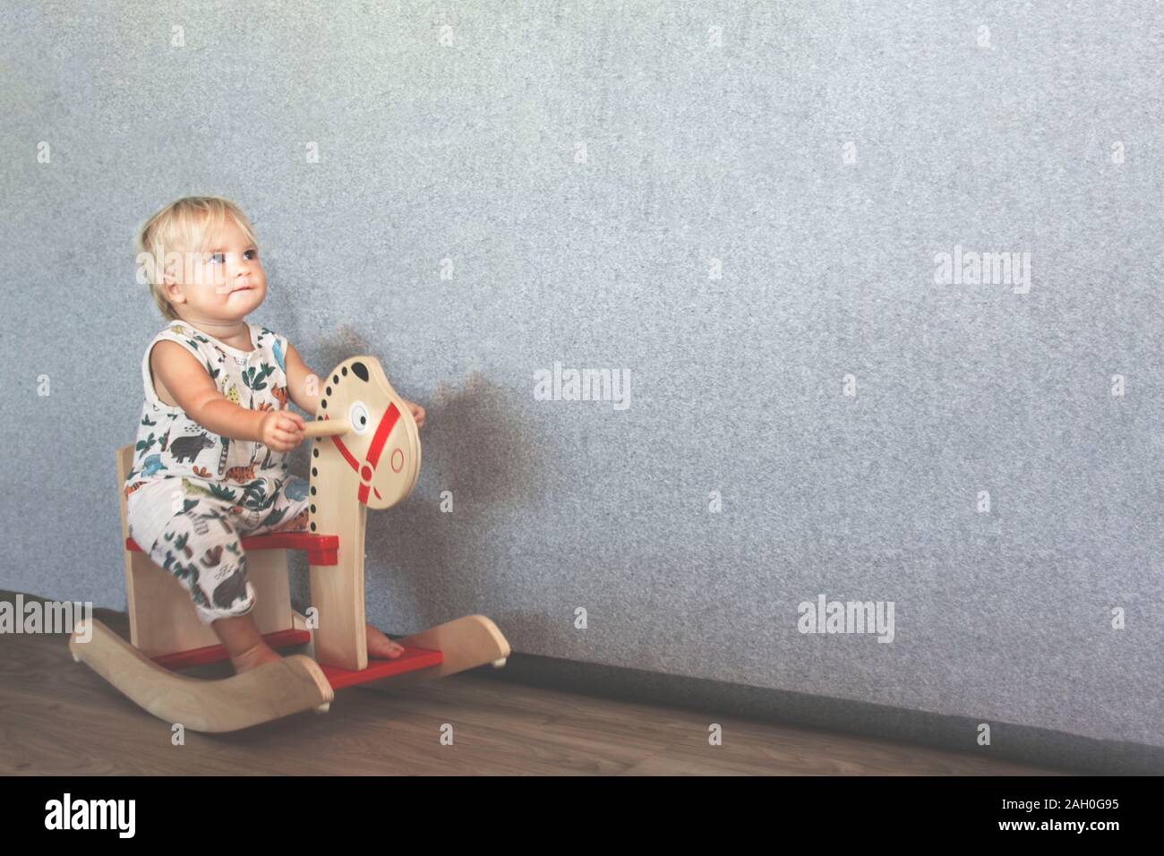Bambino sul cavallo giocattolo Foto Stock