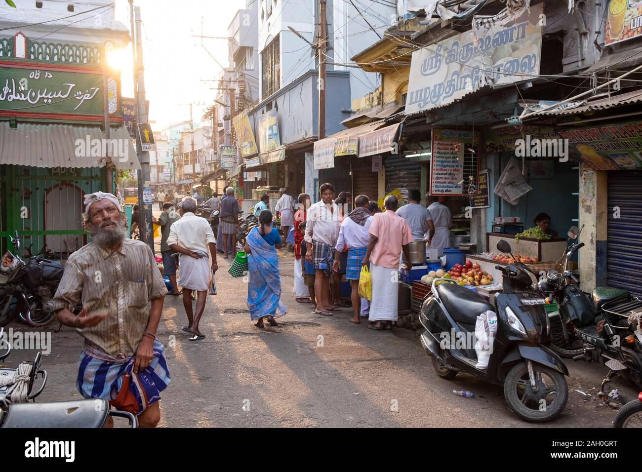 Vista di persone in coda davanti a un negozio di Trichy, Tamil Nadu, India Foto Stock