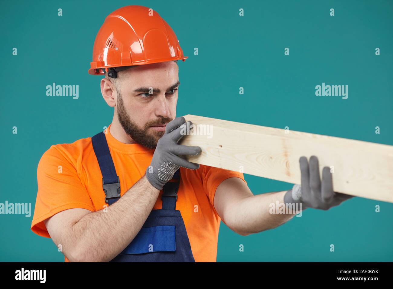 Studio orizzontale di medie ritratto di lavoratore manuale che indossano uniformi di controllo qualità del tavolato in legno Foto Stock