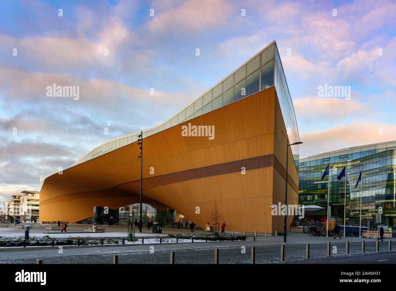 Finlandia, Helsinki - Dicembre 10, 2019: Helsinki Biblioteca Centrale Oodi - biblioteca moderna. Esterno Foto Stock