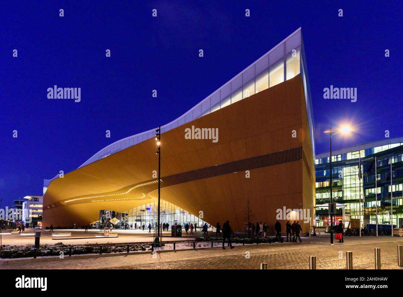 Finlandia, Helsinki - Dicembre 10, 2019: Helsinki Biblioteca Centrale Oodi - biblioteca moderna. Esterno Foto Stock
