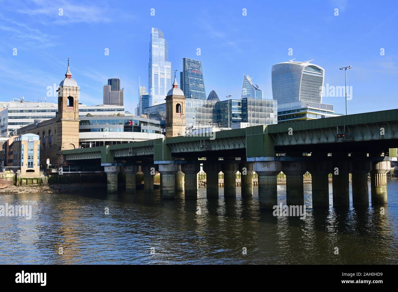 City of London Skyline. Vista di un moderno ufficio blocchi e Canon Street ponte ferroviario, Thames di Fiume. Città di Londra. Regno Unito Foto Stock