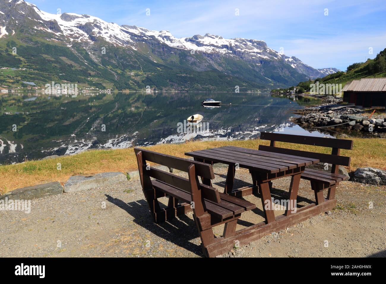 Norvegia fiordo paesaggio - parte del Fiordo Hardanger chiamato Sorfjord. Vista la mattina con il resto posto tavolo da picnic. Foto Stock