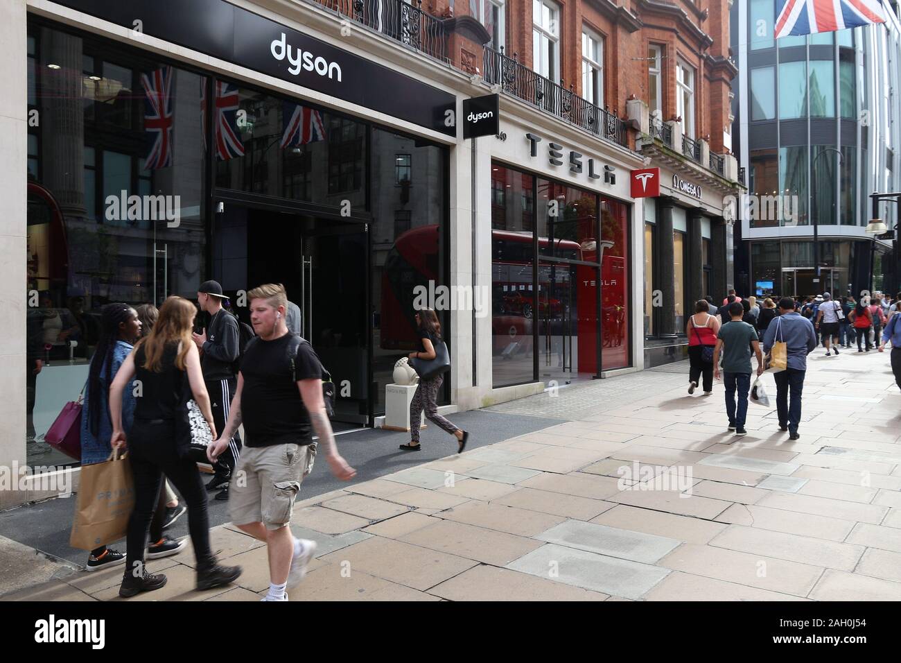 LONDON, Regno Unito - 7 Luglio 2016: persone shop a Oxford Street a Londra. Oxford Street ha circa mezzo milione di visitatori al giorno e di 320 negozi. Foto Stock