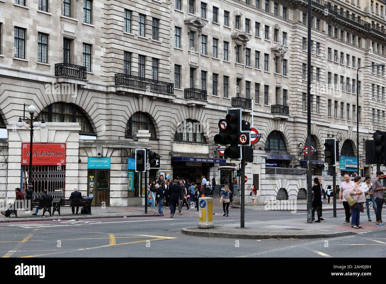 LONDON, Regno Unito - 7 Luglio 2016: la gente visita Marylebone Road a Londra. Londra è la città più popolosa del Regno Unito con 13 milioni di persone che vivono nel suo tem Foto Stock