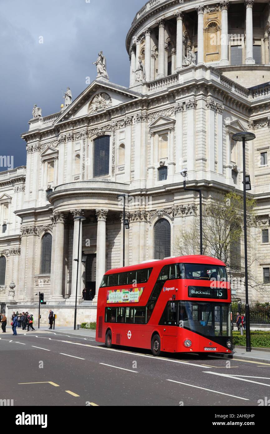 LONDON, Regno Unito - 23 Aprile 2016: la gente ride double decker bus della città di Londra, Regno Unito. Trasporto per Londra (TFL) opera 8.000 autobus su 673 rotte. Foto Stock