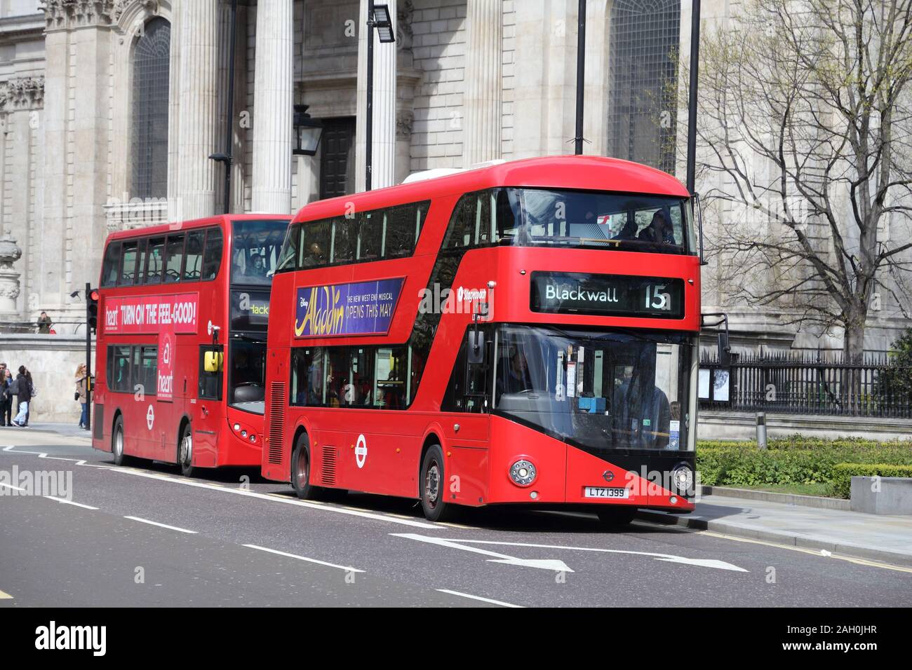 LONDON, Regno Unito - 23 Aprile 2016: la gente ride autobus della città di Londra, Regno Unito. Trasporto per Londra (TFL) opera 8.000 autobus su 673 rotte. Foto Stock