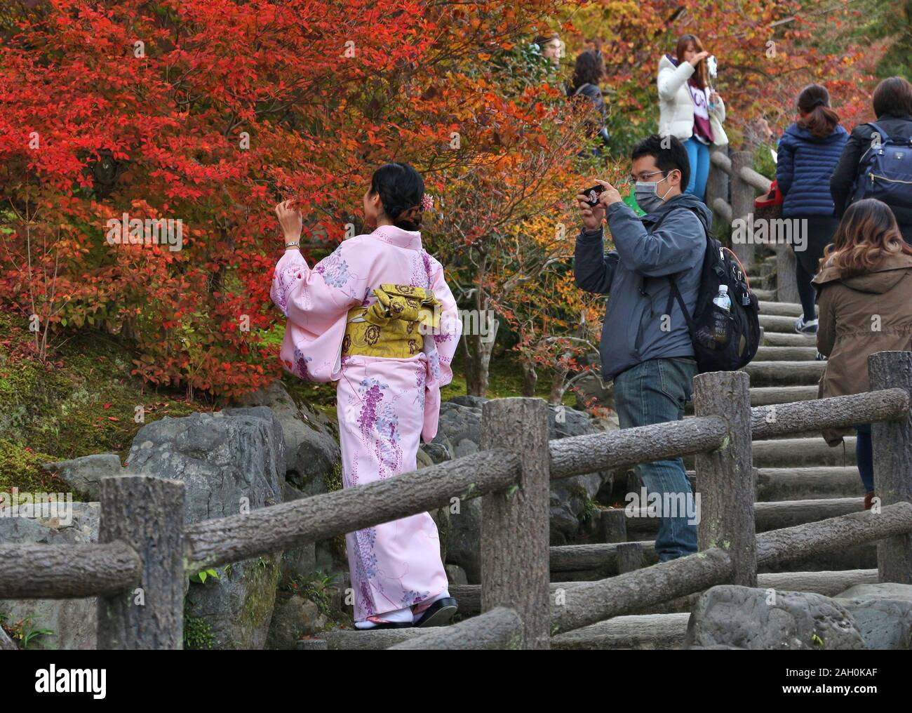 KYOTO, Giappone - 25 novembre 2016: Arashiyama Kimono foresta in Kyoto,  Giappone. Kimono della foresta è una attrazione turistica per la  presentazione di varietà di kimon giapponese Foto stock - Alamy