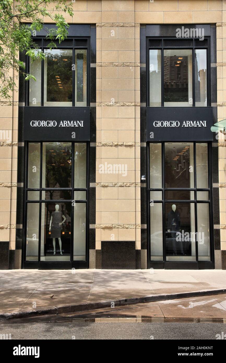 CHICAGO, Stati Uniti d'America - 26 giugno 2013: Giorgio Armani negozio di moda a Magnificent Mile di Chicago. Il miglio magnifico nel cuore di Parma è uno dei più prestigiosi negozi di Foto Stock