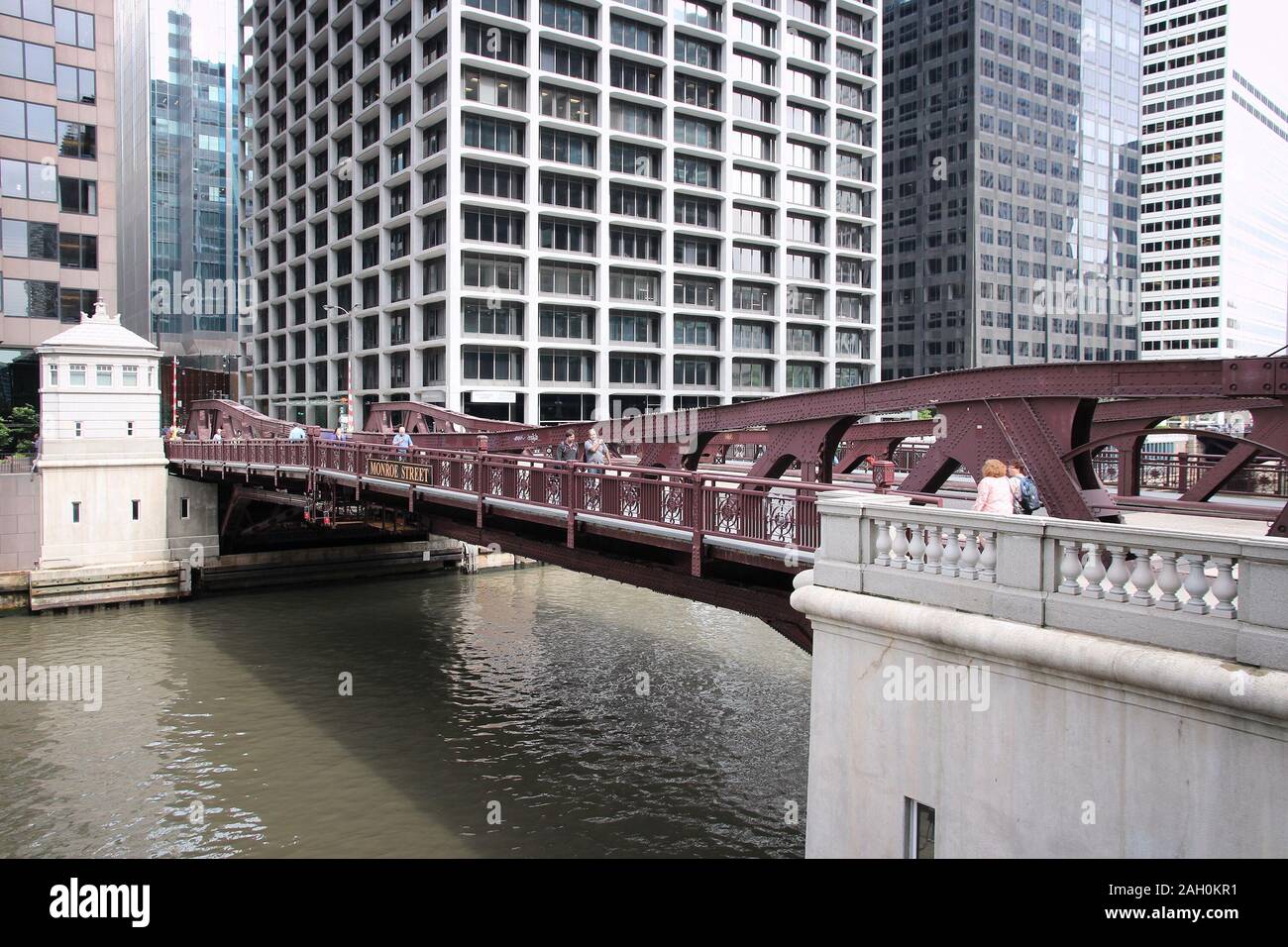 CHICAGO, Stati Uniti d'America - 26 giugno 2013: la gente a piedi la Monroe Street bridge in Chicago. Si tratta di uno dei Chicago's 37 azionabile ponti mobili. Foto Stock