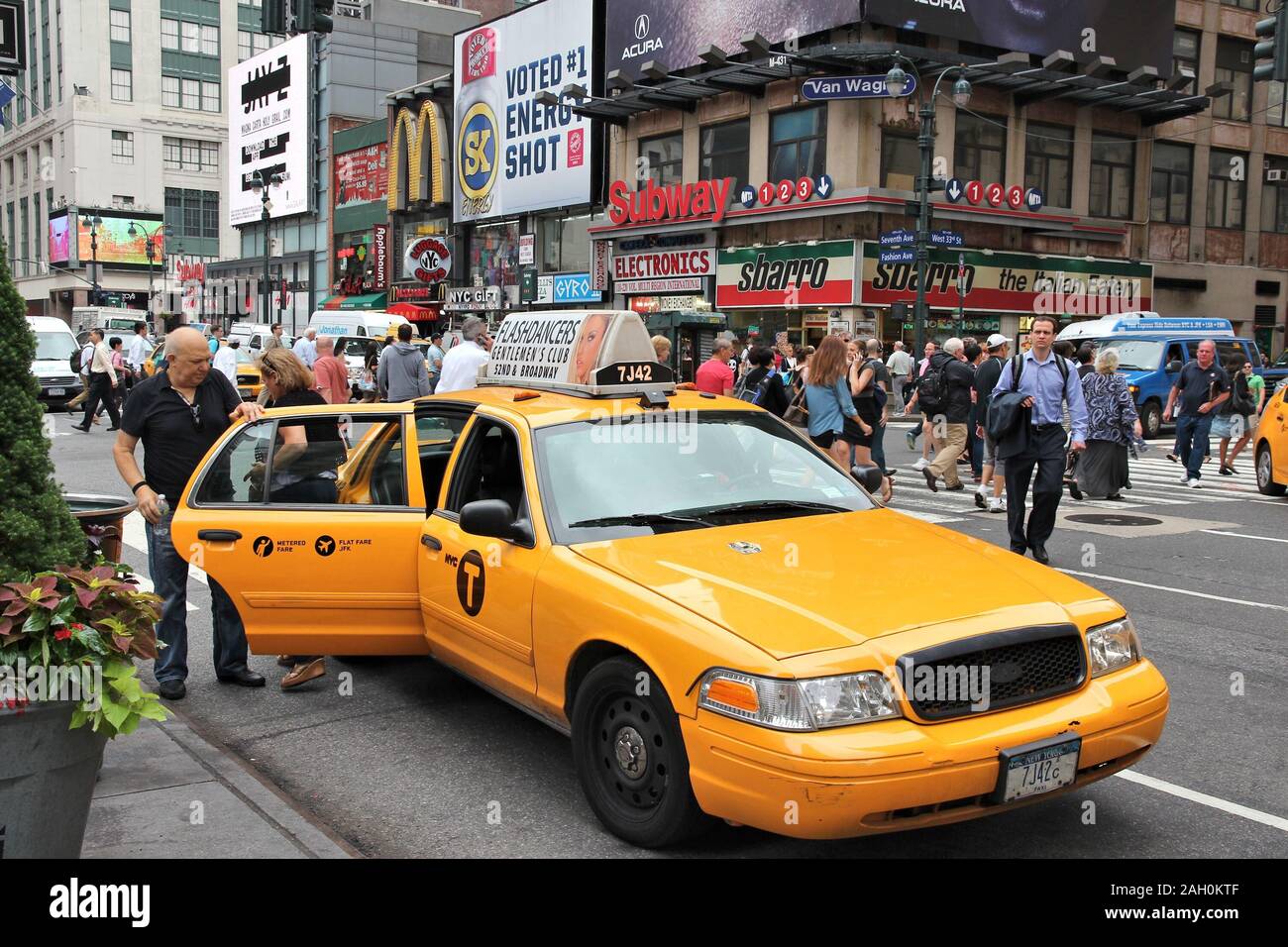 NEW YORK, Stati Uniti d'America - luglio 1, 2013: la gente ride yellow cab in settima Avenue, New York. Come del 2012 vi erano 13,237 giallo taxi registrate in New York Cit Foto Stock