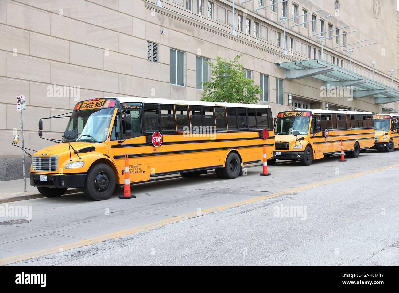 KANSAS CITY, Stati Uniti d'America - 25 giugno 2013: tipico americano scuolabus a Kansas City, Missouri. Nel 2015 484,000 scuolabus sono stati in uso negli Stati Uniti. Foto Stock