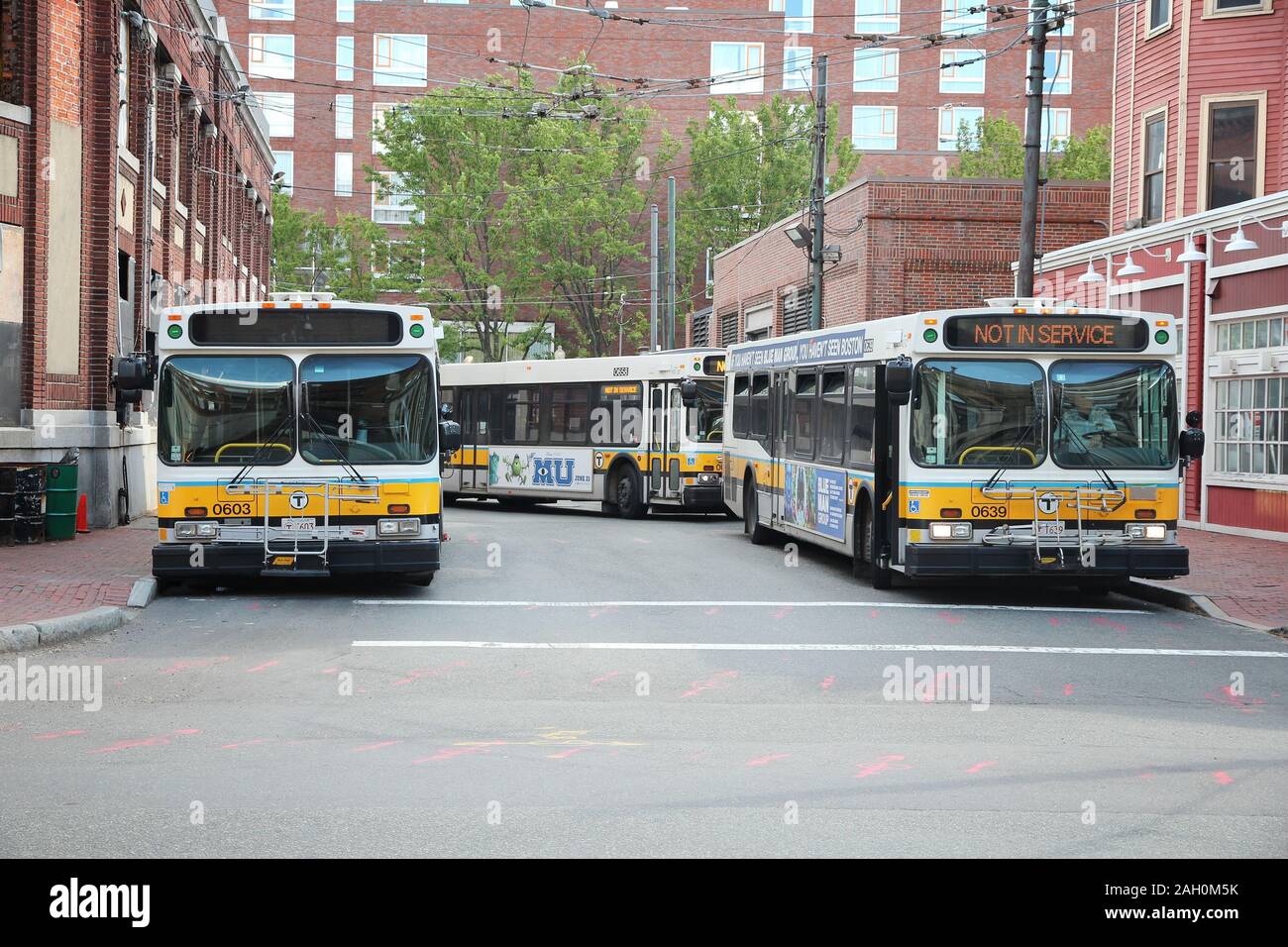 CAMBRIDGE, Stati Uniti d'America - 9 giugno 2013: Boston City Bus (Bus MBTA) in Cambridge, MA. MBTA Bus opera su 177 linee. Foto Stock