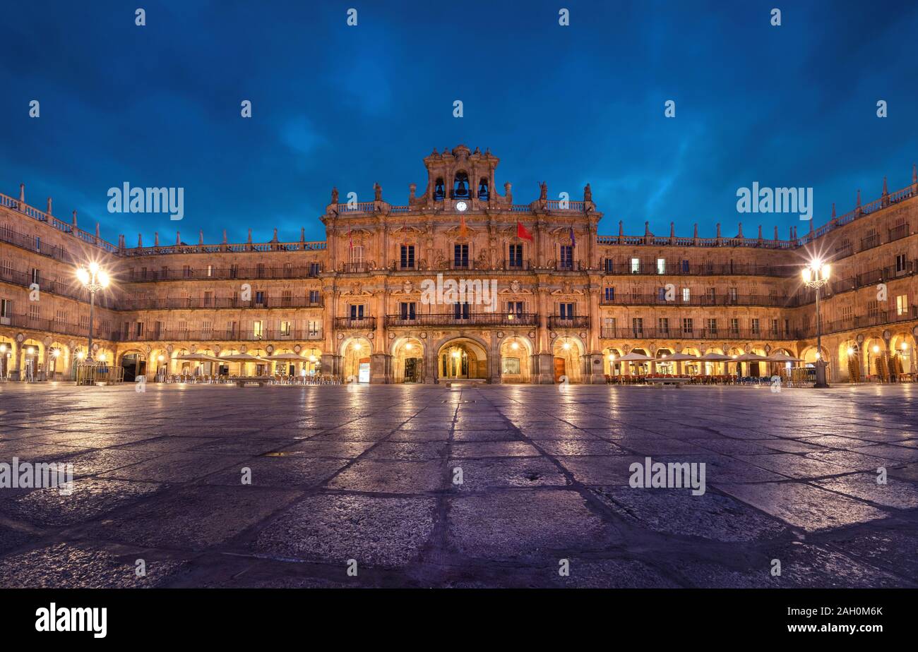 Salamanca, Spagna. Vista di Plaza Mayor al crepuscolo - del xviii secolo in stile barocco spagnolo pubblica piazza delimitata da negozi e ristoranti e il Municipio. Foto Stock