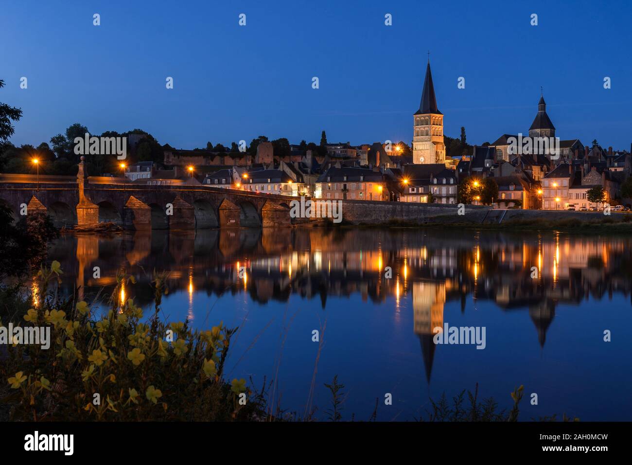 La Charité sur Loire, un tipico villaggio francese in Borgogna (Francia) riflettendo sul fiume Loira al blue ora. Foto Stock