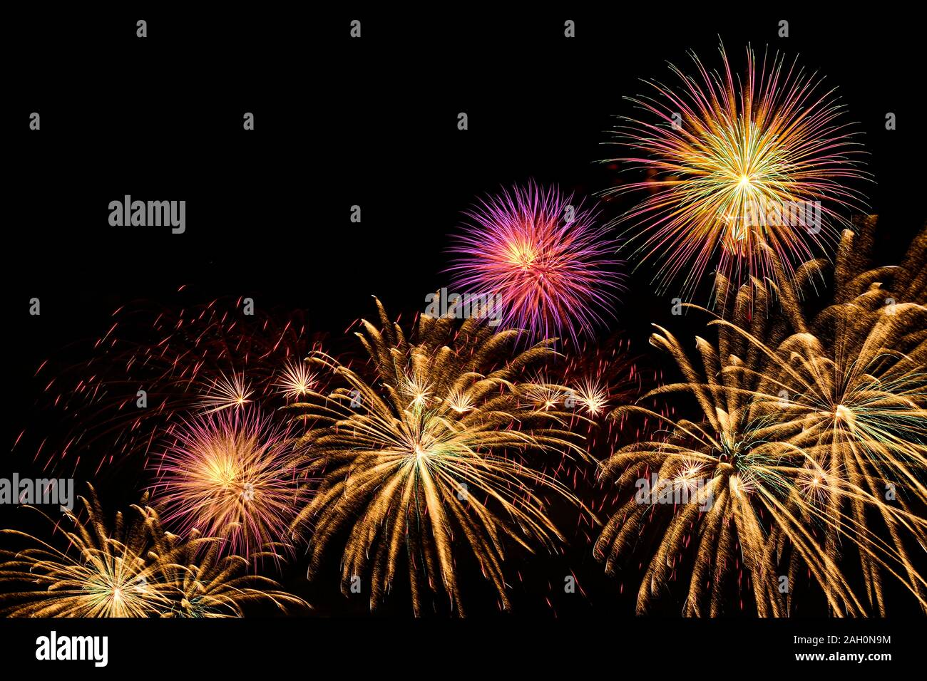 Coloratissimi fuochi d'artificio celebrazione e la mezzanotte sullo sfondo del cielo. Foto Stock