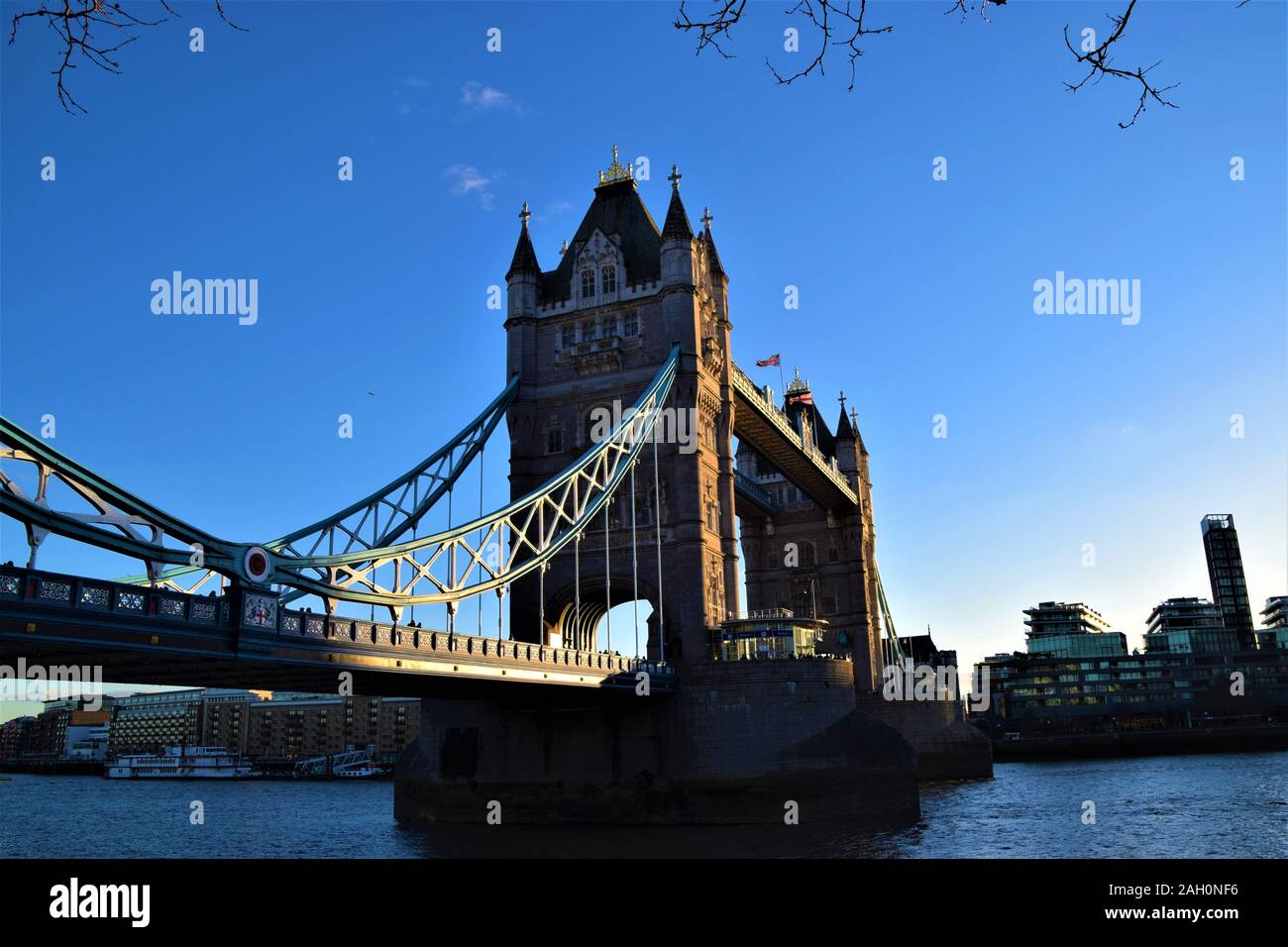 Tower Bridge, Londra con cielo blu chiaro Foto Stock