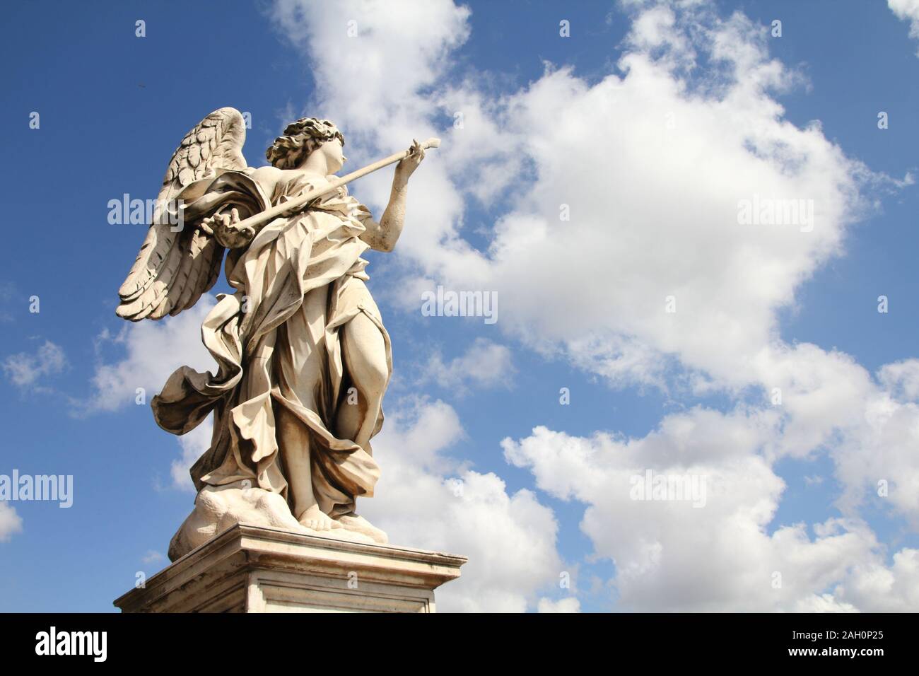 Roma, Italia. Uno degli angeli al famoso Ponte Sant' Angelo a ponte. Angelo con la lancia della statua di Domenico Guidi. Foto Stock