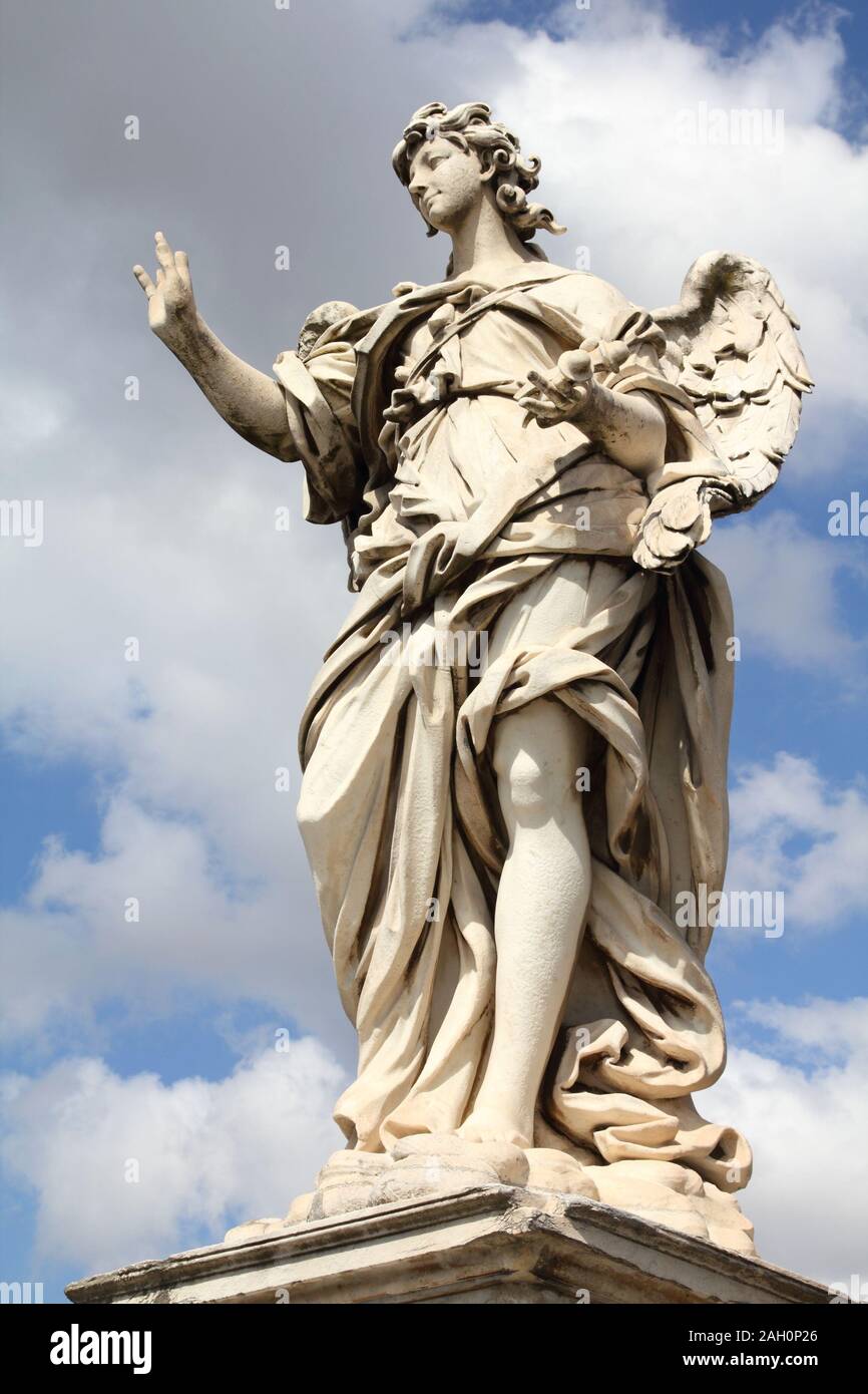 Roma, Italia. Uno degli angeli al famoso Ponte Sant' Angelo a ponte. Angelo con le unghie della statua di Girolamo Lucenti. Foto Stock