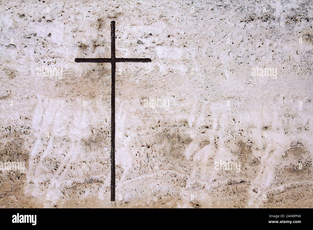 Milano, Italia. Vecchia tomba al cimitero monumentale (Cimitero Monumentale). Arte religiosa - una croce cristiana. Foto Stock