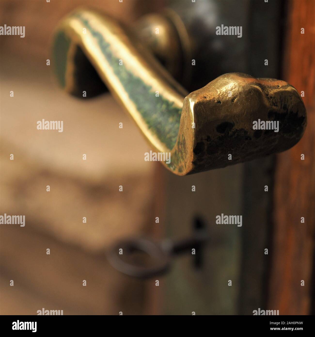 Metà secolo porta maniglia in ottone su una porta di legno Foto Stock