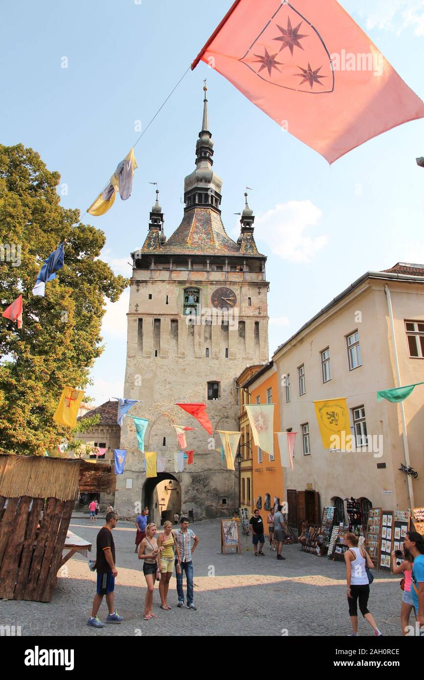 SIGHISOARA, Romania - 25 agosto 2012: la gente visita città vecchia in Sighisoara, Romania. Sighisoara è un sito Patrimonio Mondiale dell'UNESCO e un popolare turismo Foto Stock