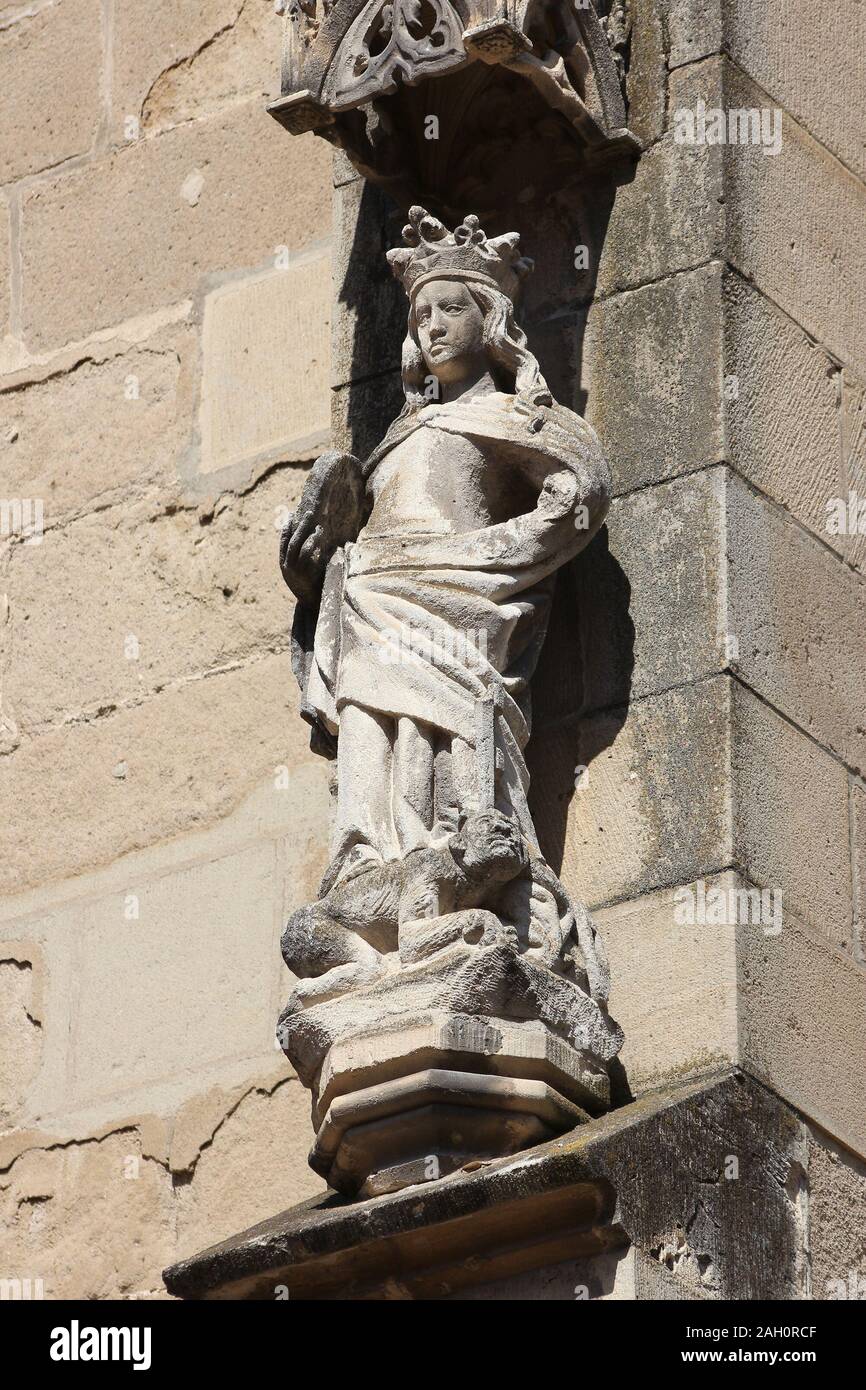 Città di Brasov in Transilvania, Romania. La Chiesa Nera dettaglio - statua della Vergine Maria in piedi sul Diavolo. Foto Stock